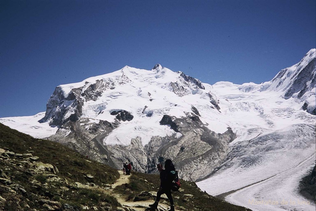 Delante Joaquín bajando a Rotenboden con el Monte Rosa delante y el Glaciar Grenx a la derecha